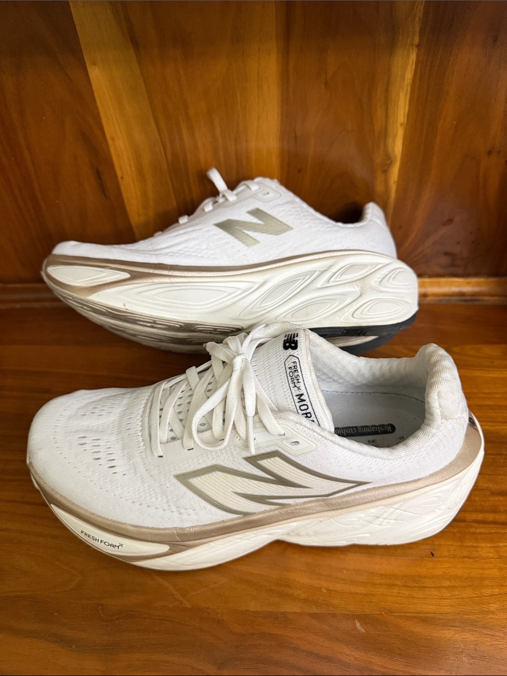 New Balance Women's White Sea Salt & Light Gold Metallic Fresh Foam X V5 - Picture 3 of 6